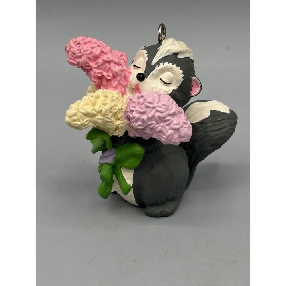 Vintage 1996 Hallmark Keepsake Skunk Garden Club Flowers Resin Easter Ornament
